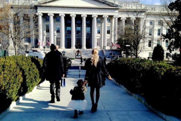 La cantante Beyonce y su familia fueron invitados al cumpleaños número 50 de Michelle Obama, donde cantó para ella. Foto: Tumblr.