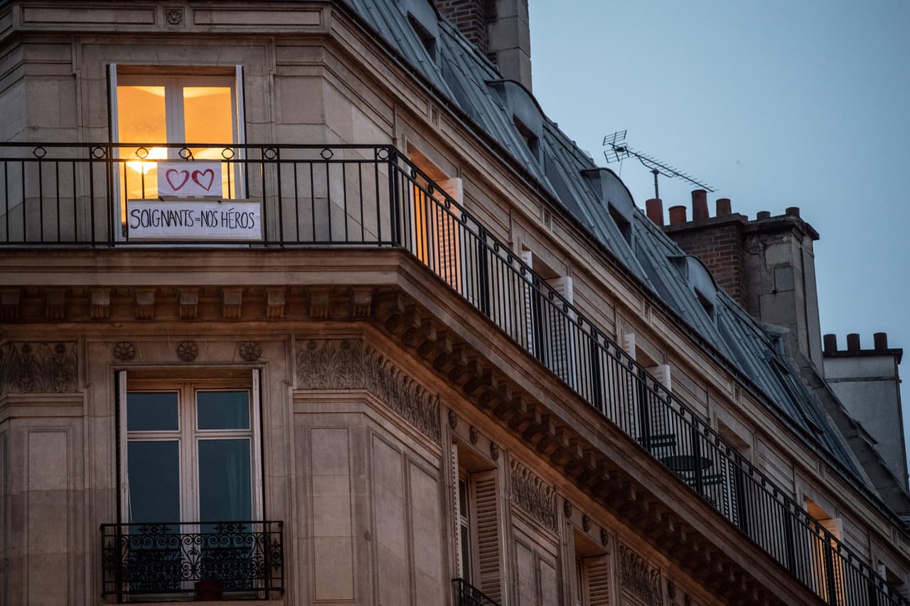 Una pancarta en un balcón dice "profesionales de la salud, nuestros héroes" en París. Hay una iniciativa online llamada "BachDesBalcons" (Bach en Balcones) lanzada por Classical Revolution France, un movimiento nacido en EEUU que alienta a los músicos a tocar en sus ventanas.
<br>