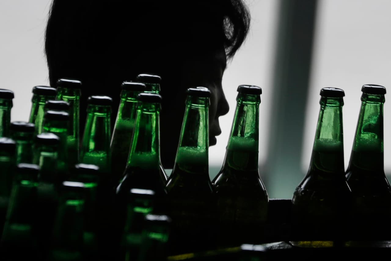 Aunque no es tan popular como el soju, una bebida destilada de arroz mucho más fuerte y alcohólica, la cerveza está disponible en todo el país a precios muy bajos. Las cervezas de Taedonggang tienen buena reputación entre los especialistas, quienes la consideran de clase mundial, lo que la ha convertido en un motivo de orgullo nacional entre muchos norcoreanos.