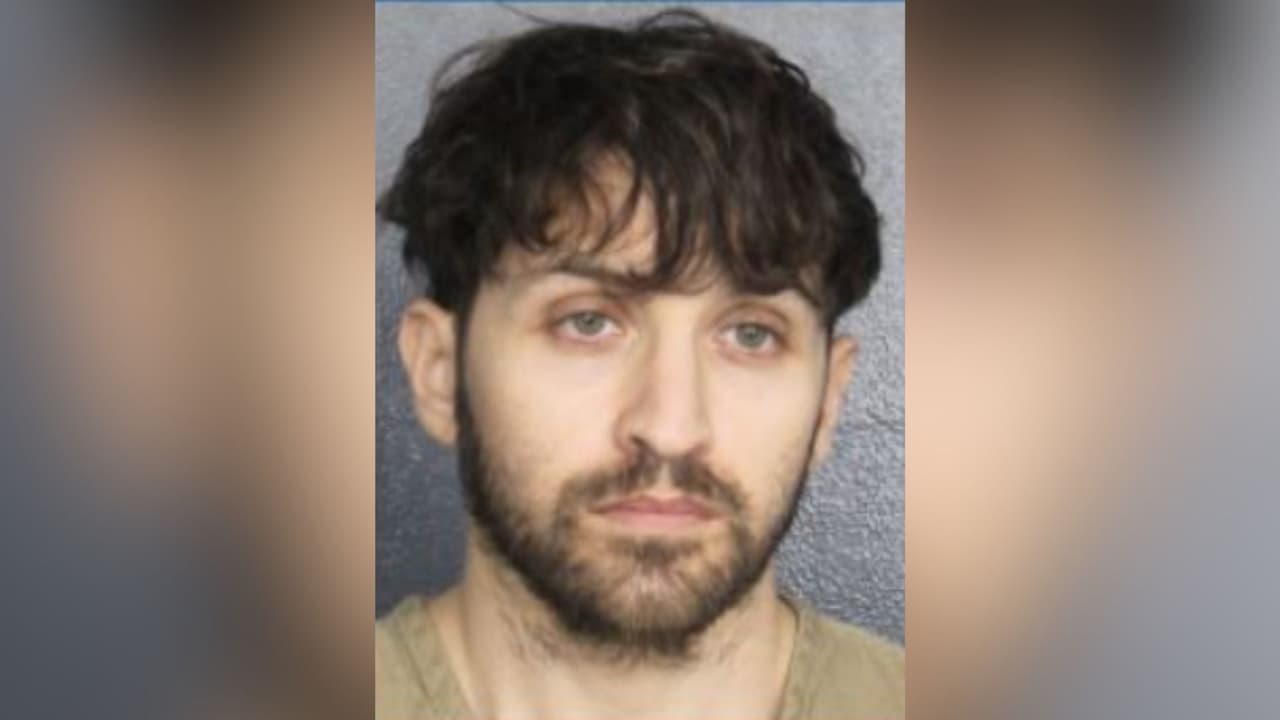 Justin James Gelato, de 38 años, en la ficha de su detención del 7 de mayo de 2026 en Hollywood. Ese día agentes lo pararon cerca de la calle Taft y hallaron un arma cargada y narcóticos; enfrentaba una orden por agresión agravada con arma mortal, según la Policía de Hollywood. La Policía de Fort Lauderdale lo identificó, junto con Danielle Carrero, de 39 años, como las personas halladas muertas el 5 de septiembre en un apartamento de Pearl Flagler Village. La investigación preliminar apunta a homicidio-suicidio, con la mujer como víctima de homicidio, según la detective Kerri Hagerty.
<br>