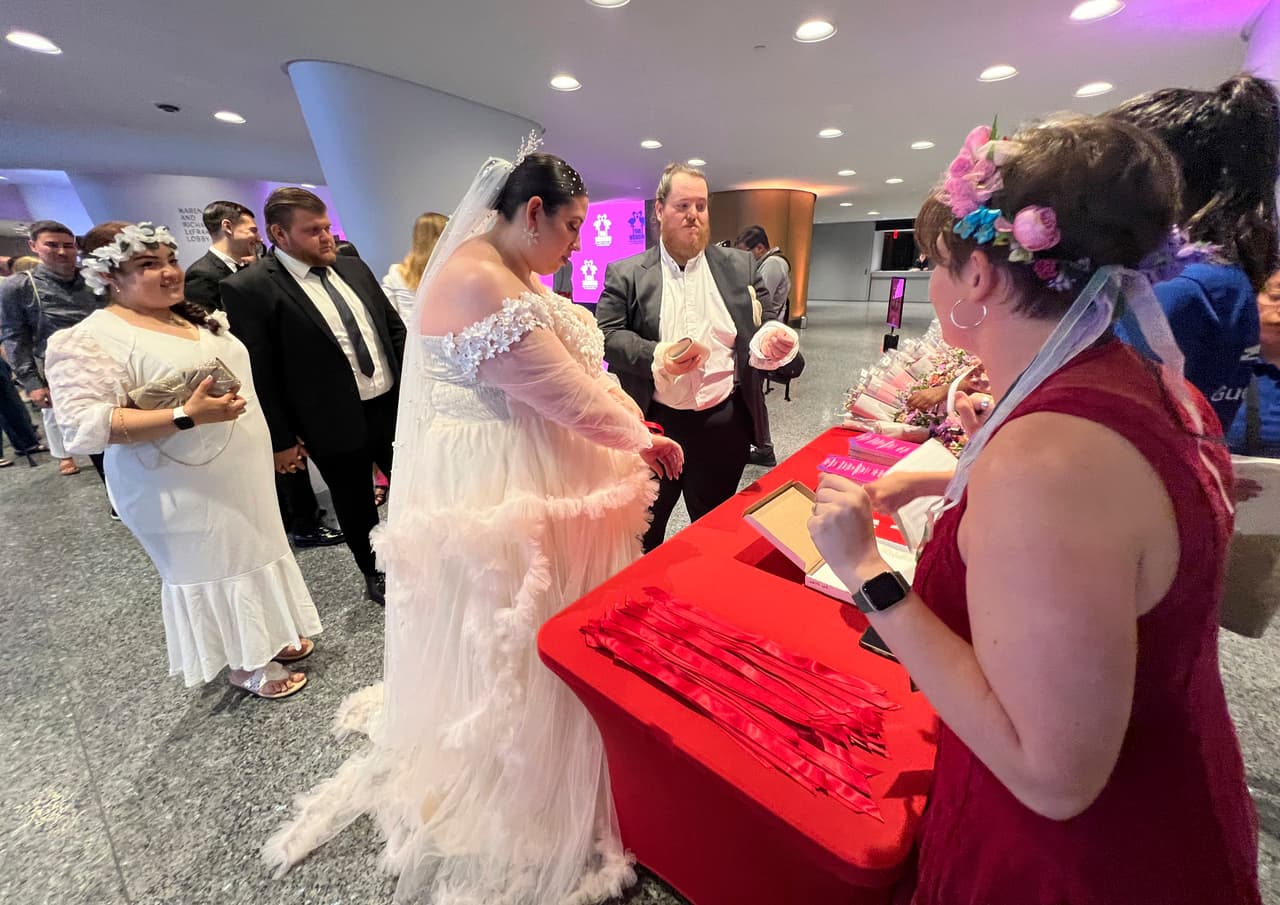 J.D. Walsh and Shalee Medina volvierona verse hace un año y medio, cuando regresaron a trabajar en el mismo lugar donde se conocieron originalmente hace 10 años.