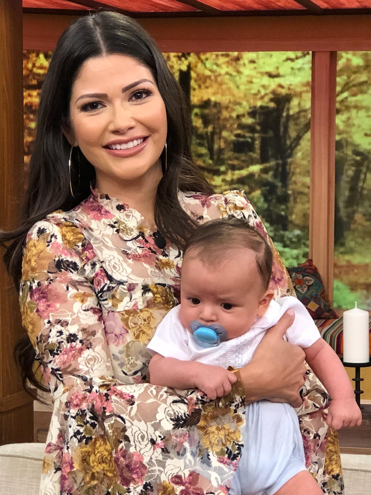 Y aunque Gael no le ha hecho muy fáciles las noches, ella llegó llena de ánimo a conducir el programa.