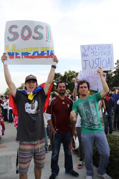 Pese a las distancias y tráfico característico de Los Ángeles, cientos de Venezolanos se unieron a la campaña mundial #SOSVenezuela para apoyar a todo el pueblo venezolano tras 10 días de protestas continuas en dicho país. A la manifestación se unieron guatemaltecos, peruanos, brasileños, libaneses, americanos y muchas otras nacionalidades que hacen vida en la Cosmopolita ciudad del oeste del país. Consignas, cantos y la familiaridad característica venezolana recibieron apoyo de los transeúntes en los alrededores del edificio Federal ubicado en la avenida Wilshire.