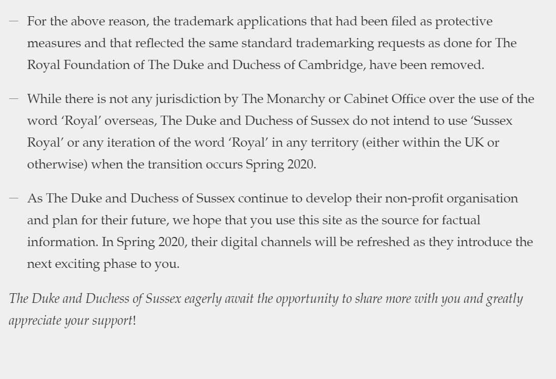El pasado sábado 22 de febrero, los duques de Sussex expresaron en 
<b><a href="https://sussexroyal.com/spring-2020-transition/" target="_blank">un comunicado</a></b> publicado en su sitio oficial que la monarquía y el gobierno no tienen jurisdicción fuera del Reino Unido para el uso de dichos términos, pero que 
<b><a href="https://www.univision.com/famosos/harry-y-meghan-exponen-por-que-podrian-utilizar-la-palabra-royal-fuera-del-reino-unido-si-quisieran-fotos" target="_blank">acatarían la regla </a></b>de no utilizarlos.
<br>
