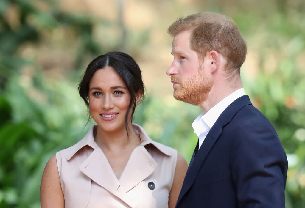 Precisamente, la gente la confunde con 
<b>Meghan Markle</b>, la esposa del expríncipe 
<b>Harry</b>.