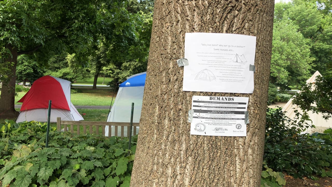 En su presentación solicitando una orden de restricción temporal, los demandantes sostuvieron que todos estos campamentos son protestas por la falta de viviendas asequibles y opciones a largo plazo para las personas sin hogar en Filadelfia. El sistema de refugios de la ciudad está "completamente lleno y desenfrenado con COVID-19", alega la denuncia, y los funcionarios no han proporcionado una solución de vivienda temporal o permanente para los residentes del campamento.
