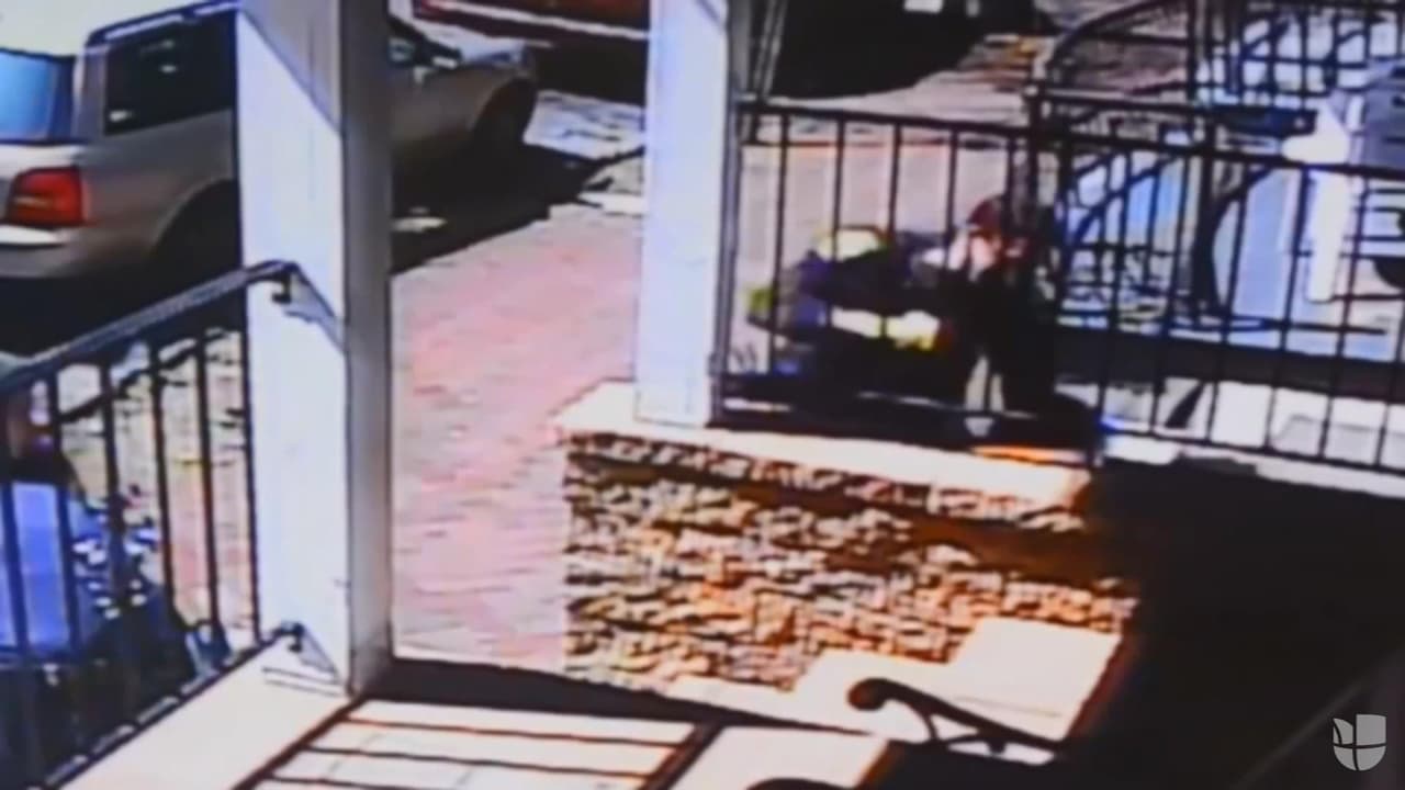 Policía hispano enfrenta cargos tras golpear a una latina por grabarlo con su celular