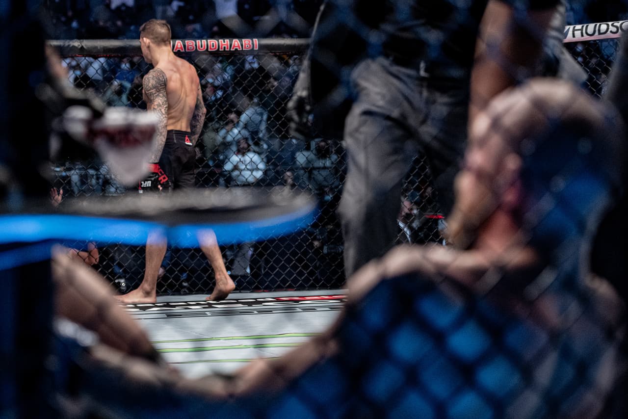 En combate de peso ligero, Conor McGregor cayó a la lona a la mitad del segundo asalto. Dustin Poirier venció al irlandés por TKO.