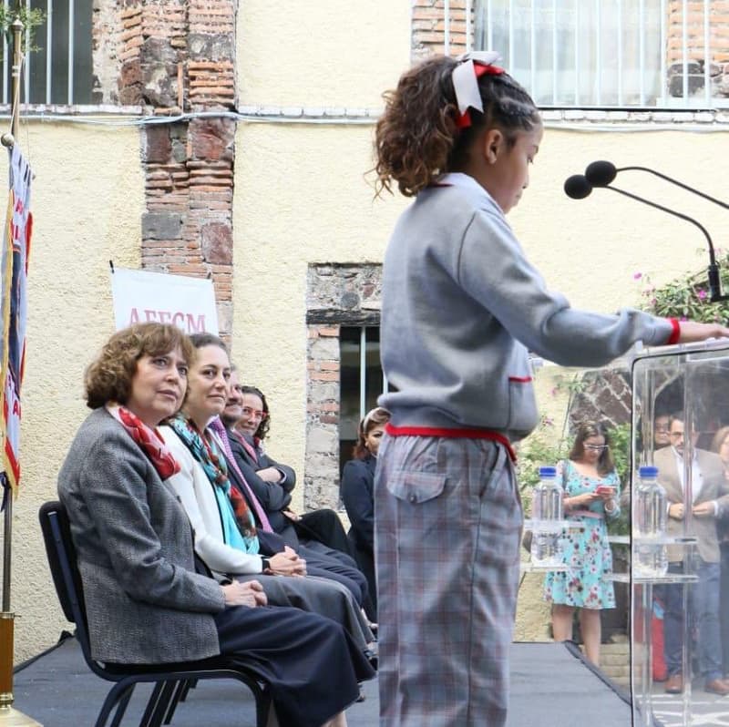 ¿Niños con faldas en el colegio? El "uniforme neutro" que busca igualdad crea polémica en México
