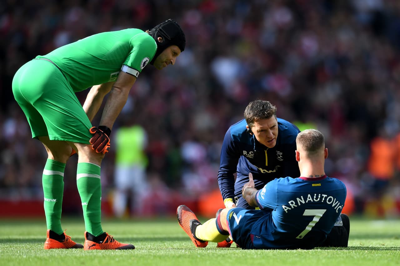 En el segundo tiempo las noticias no podían ser peoras para el West Ham, ya que el minuto 59 salió por lesión Arnautovic, su goleador de la jornada. En su lugar entró Javier 'Chicharito' Hernández.