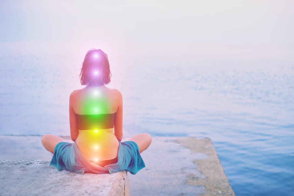 Una vez que identificas cuál es o son los chakras que tienes bloqueados es importante que comiences a trabajr para abrirlos. Uno de los métodos más recomendados por los expertos en el tema es la práctica de la meditación. 
<br>