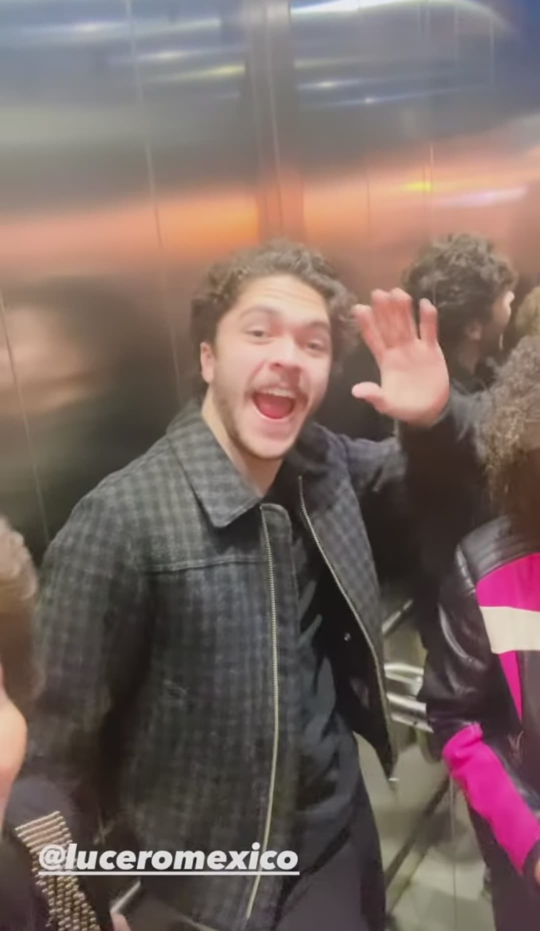 El estudiante de música fue captado por la presentadora Paola Rojas en un elevador del recinto donde sus padres se presentaron en un concierto sinfónico. Cuando la comunicadora lo grabó para sus redes sociales, él saludó alegre a la cámara.