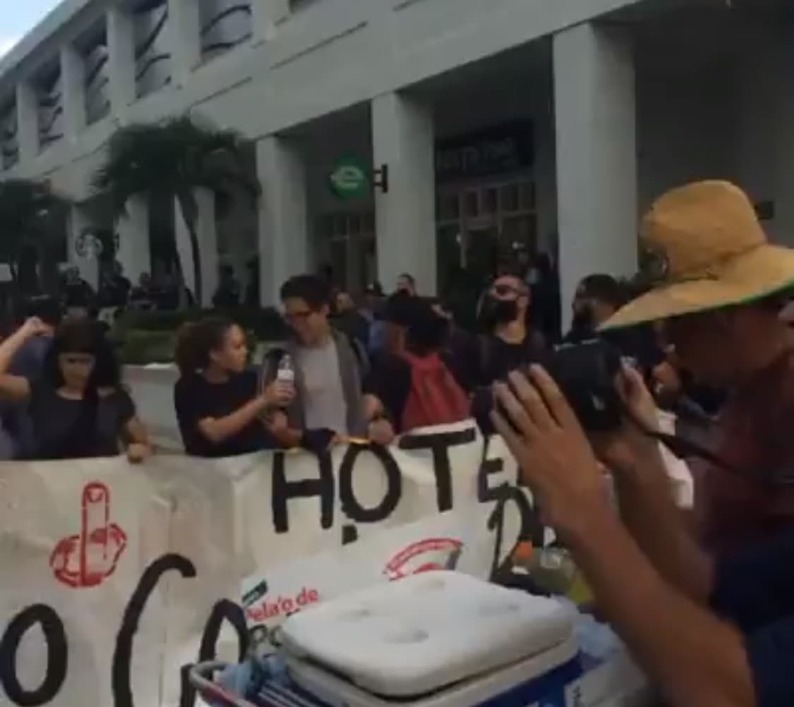 Manifestación contra foro sobre Promesa. Desde temprano intentan detener la 1era Conferencia de Promesa pautada para el miércoles 31 de agoto en el The Condado Plaza Hilton Hotel.
<br>