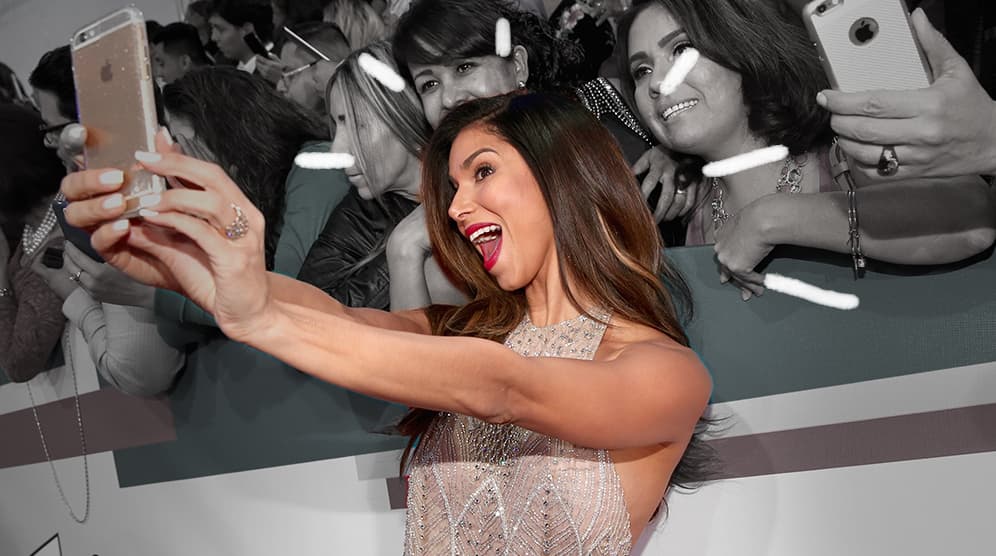 La imponente puertorriqueña ha hecho suyos los atrevidos escotes y los vestidos que dejan adivinar sus envidiables curvas. Tanto el público como las cámaras estarán a la expectativa de lo que usará en esta próxima edición de los premios, y escaneamos las pasarelas Otoño-Invierno en busca de las mejores propuestas para Roselyn.
<br>