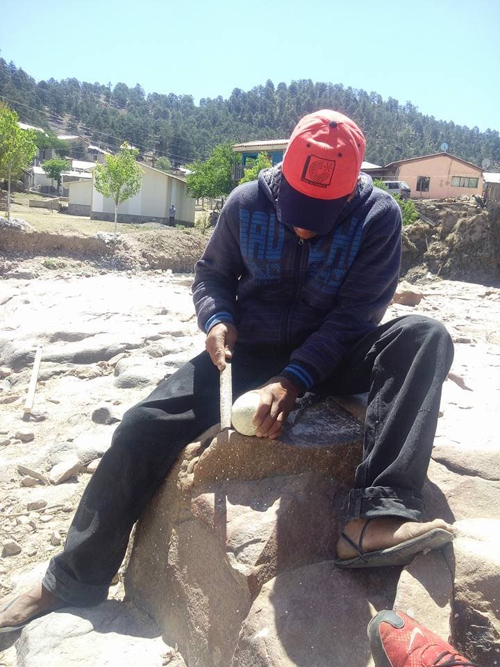 La bola para la carrera se hace con madera de pino y es tallada a mano por los tarahumaras.