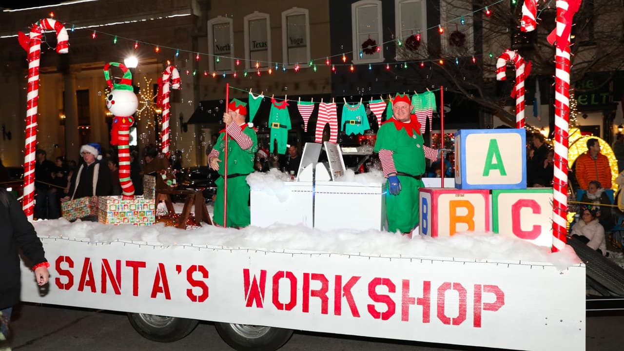 Únete al 
<b>Desfile Anual de Luces de Navidad organizado por el Club Rotario de McKinney el 9 de diciembre a las 6:30 p.m.</b>, comenzando en 
<a href="https://maps.app.goo.gl/WUNj7f9YWYNvdKjn9" target="_blank">North Kentucky Street</a>. Este evento, que se celebra gracias a las donaciones generosas, 
<b>contribuye a financiar proyectos locales</b>. Ven a disfrutar de la magia navideña mientras contribuyes a causas significativas.