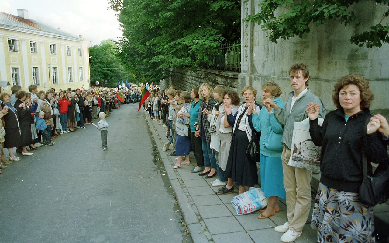 <b>La revolución cantada.</b> Una serie de manifestaciones pacíficas entre 1987 y 1991 que impulsaron la independencia de Estonia, Letonia y Lituania. Miles de manifestantes de estos tres países, bajo el dominio soviético, cantaron himnos patrióticos como una forma de protesta. ‘El Camino del Báltico’ (en la foto) fue la acción más poderosa de esta revolución. En agosto de 1989 unos dos millones de personas se tomaron de la mano para formar una frontera simbólica de casi 350 millas con la Unión Soviética.
<br>