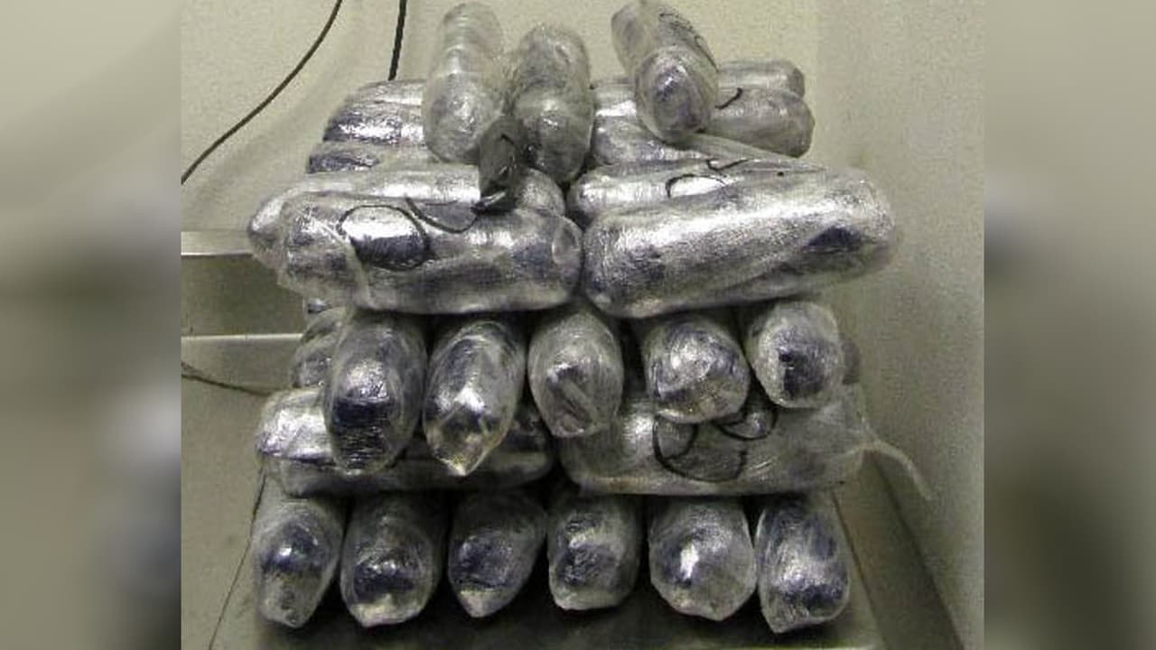 Varios paquetes de metanfetamina fueron incautados en el puerto de entrada de Nogales, Arizona.