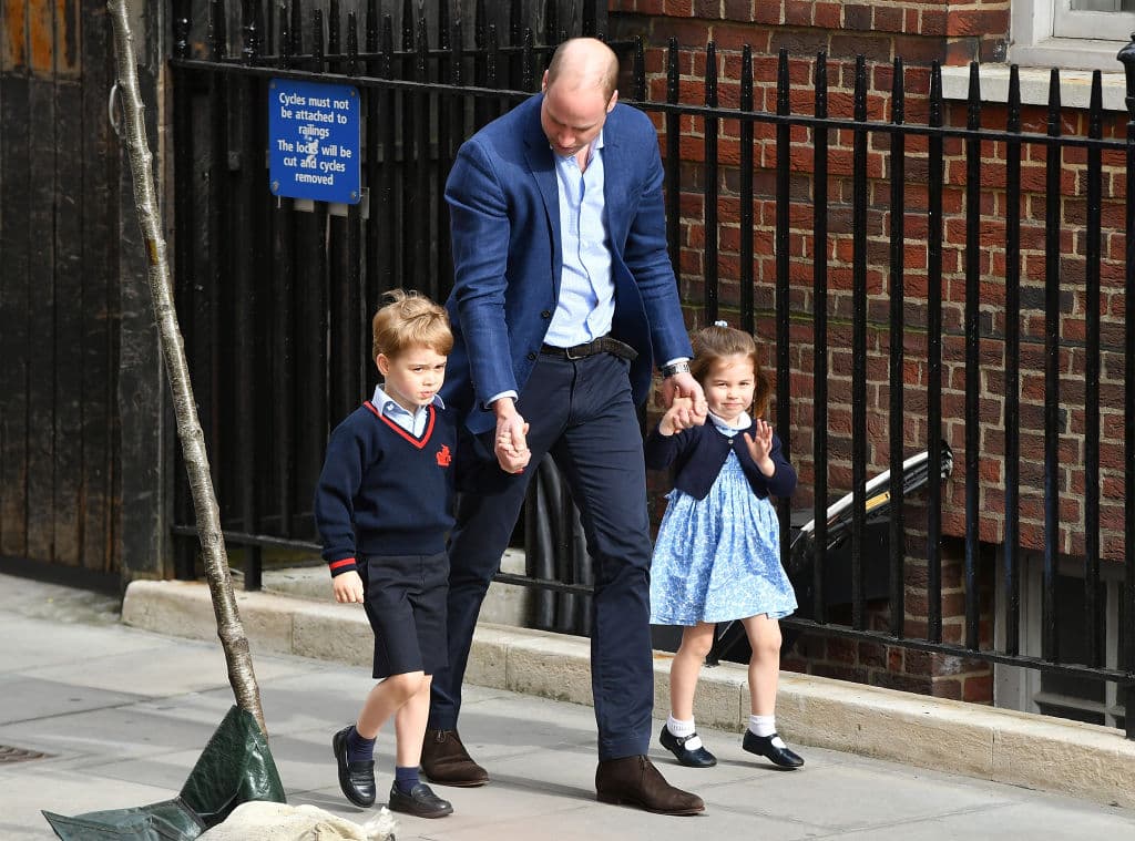 "Es fantástico que la BBC haya lanzado una aplicación que proporcionará soporte a los jóvenes mientras navegan por el mundo en línea", dijo el príncipe William, de 37 años, en un comunicado citado por 
<b><a href="https://people.com/royals/prince-william-helps-launch-groundbreaking-new-app-against-cyberbullying/" target="_blank">People</a></b>.