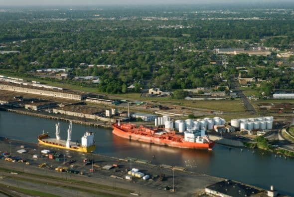 Vista aérea del canal de barcos del Puerto de Houston.