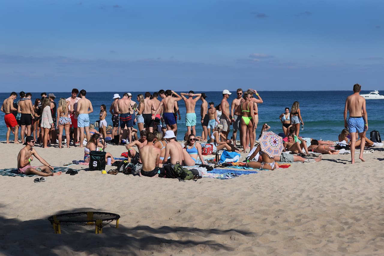 En el 2020, las fiestas de personas sin mascarilla durante estas vacaciones, contribuyeron a la gran propagación de casos de coronavirus que conllevó a los cierres y cuarentenas. Ahora se espera que las medidas tomadas atajen un poco el número de contagios, pero autoridades como Dan Gelber, alcalde de Miami Beach, han dicho que temen que las aglomeraciones generen un nuevo brote.
<br>