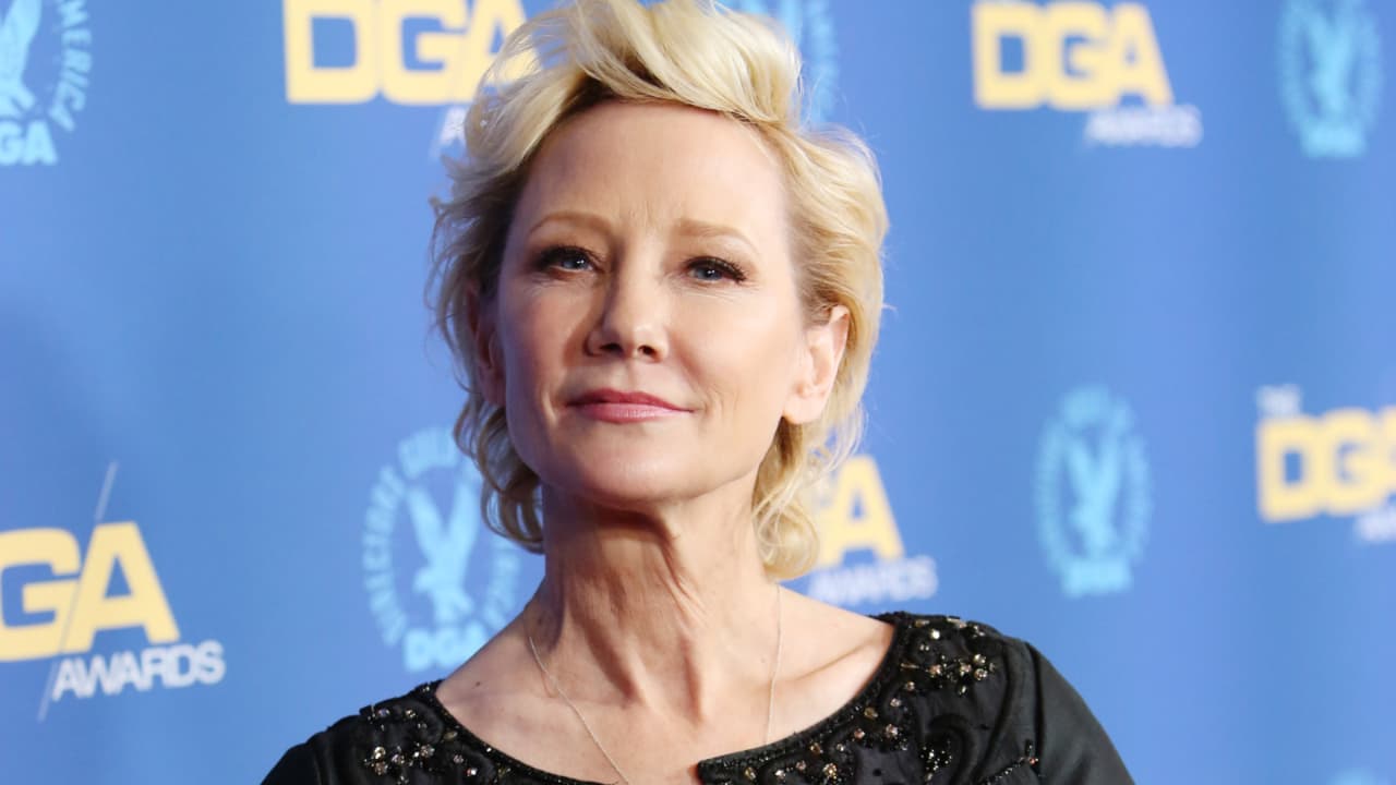 Familia de Anne Heche dice que la actriz tiene muerte cerebral, pero su corazón "sigue latiendo"