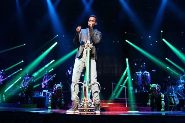 El Rey de la Bachata tuvo casa llena en el Toyota Center este miércoles, ve aquí las mejores imágenes de la noche.