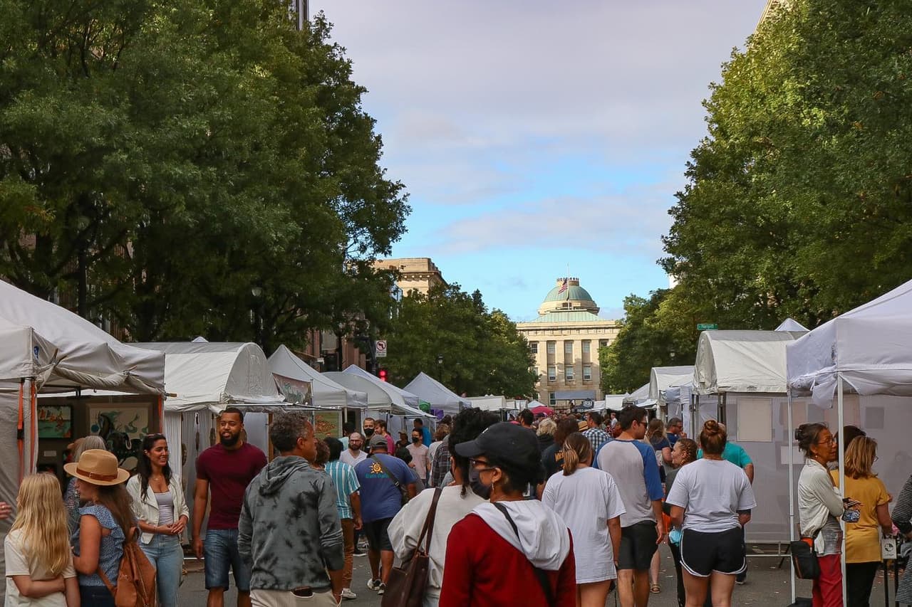 En el evento podrás explorar el ecléctico y galardonado 
<b><a href="https://raleighartsfestival.com/art-market/">Art Market</a></b>, que cuenta con más de 175 artistas y artesanos que exhiben obras de arte originales en 10 categorías diferentes.