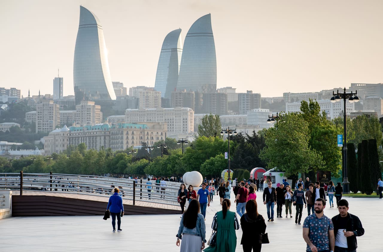Bakú será la sede de la Final de la Europa League entre Chelsea y Arsenal. La capital de Azerbaiyán, que recibirá el duelo del miércoles 29 de mayo, ofrece espectaculares postales.