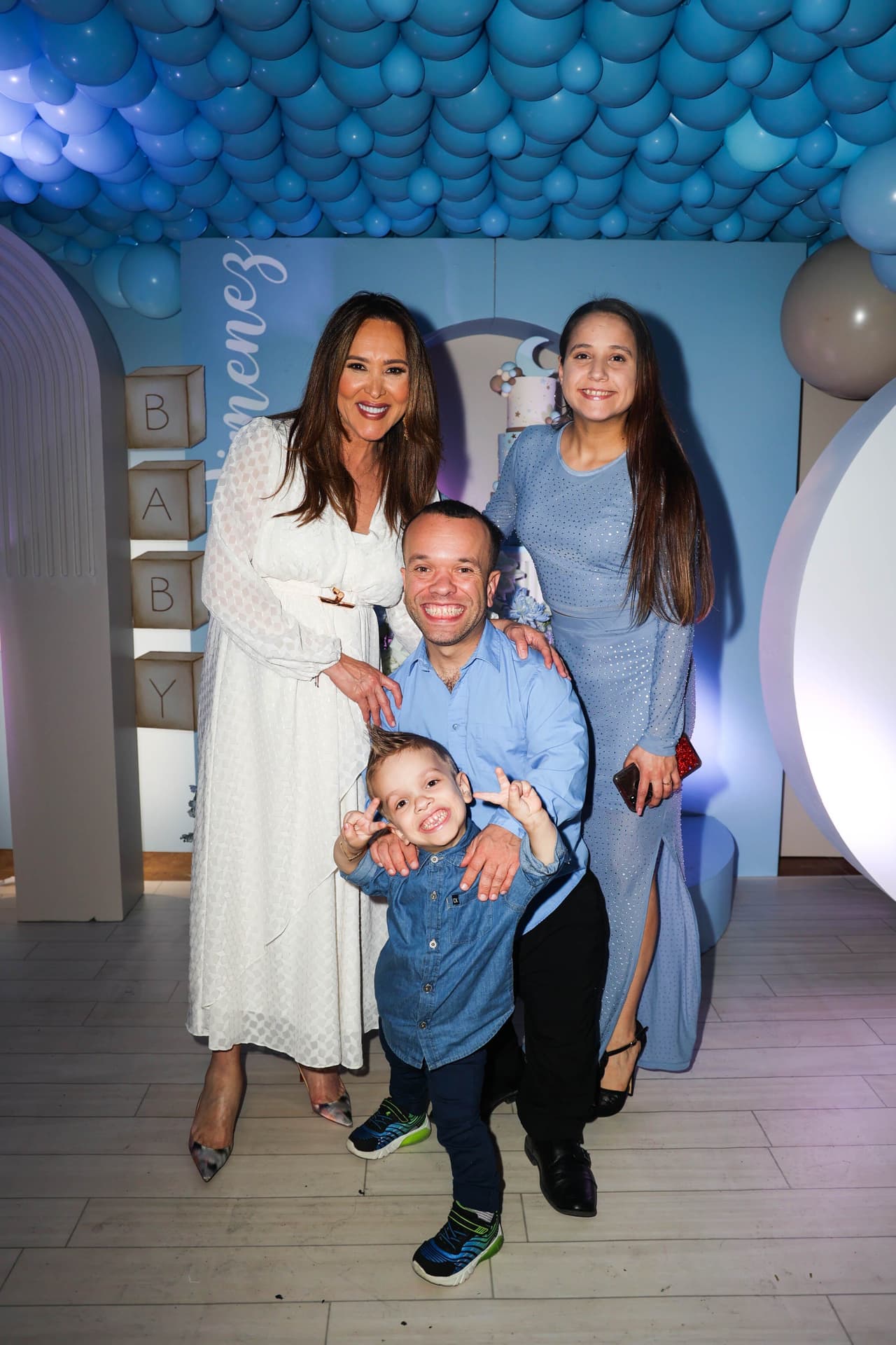 <b>Carlitos El Productor </b>también acompañó a su colega de El Gordo y La Flaca junto a su esposa 
<b>Silvia</b> y su hijo 
<b>Sebastián</b>.