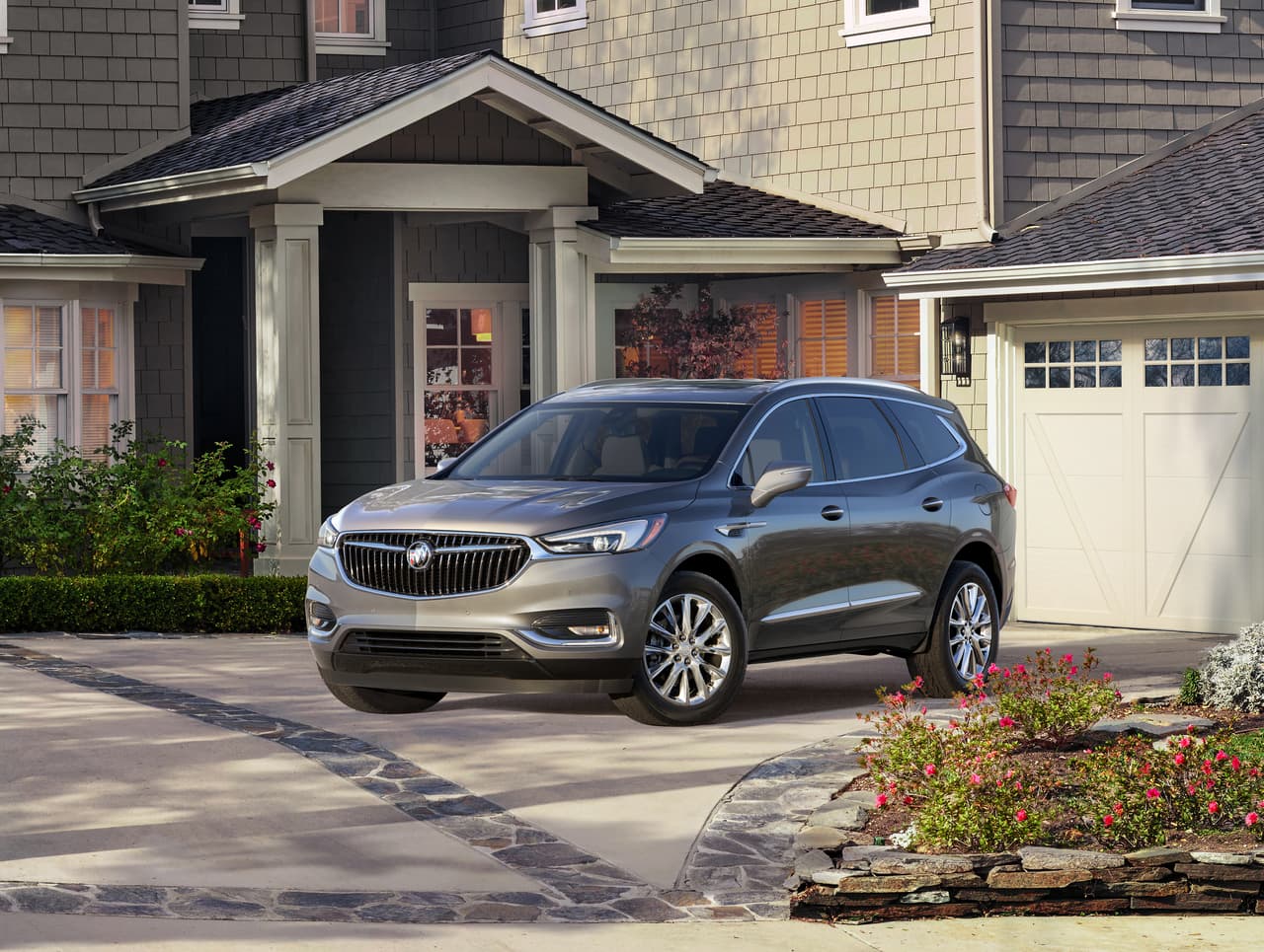 Finalmente después de 10 años del lanzamiento del primer modelo llega la segunda generación del Buick Enclave al Auto Show de Nueva York.