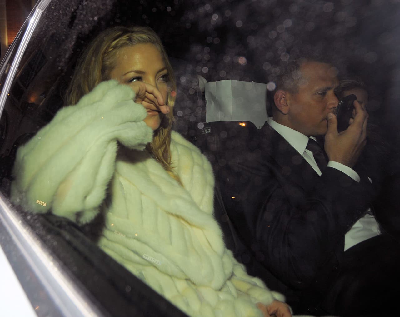 Terminaron porque Alex se la pasaba hablando por teléfono con Madonna, publicó la revista ¡Hola!