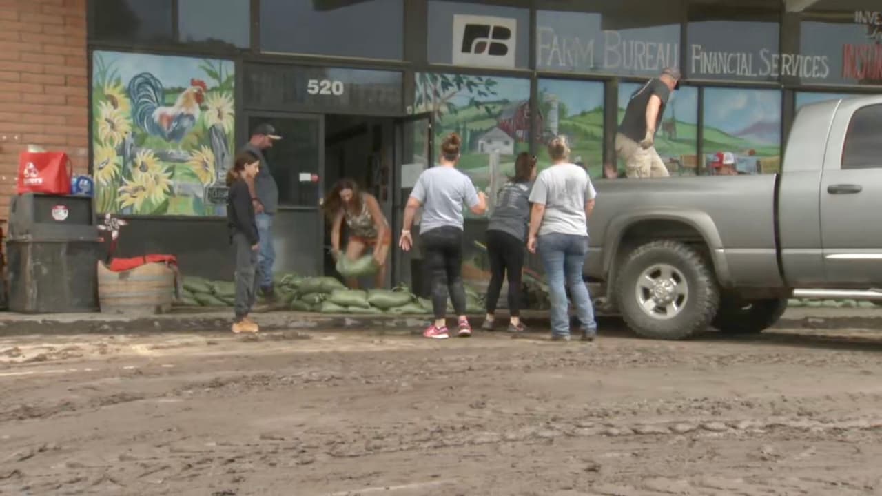 Esta es la misma comunidad que hace unas semanas estaba en alerta de evacuación por el 
<a href="https://www.univision.com/local/arizona-ktvw/russell-bowers-visita-su-casa-destruida-por-el-incendio-telegraph-mientras-las-llamas-avanzan-en-arizona-video">incendio Telegraph</a>. 
<br>
