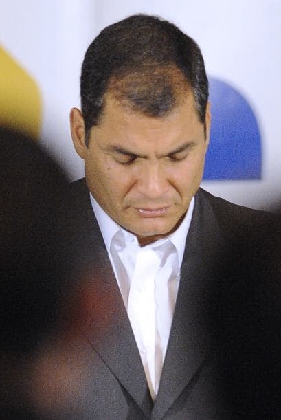 El presidente Rafael Correa pareció salir fortalecido después de una sublevación policial que el jueves lo mantuvo retenido por varias horas, la cual dejó cuatro muertos y puso en riesgo la estabilidad democrática en este país andino, con una tradición de golpes de estado y derrocamientos en los últimos años.