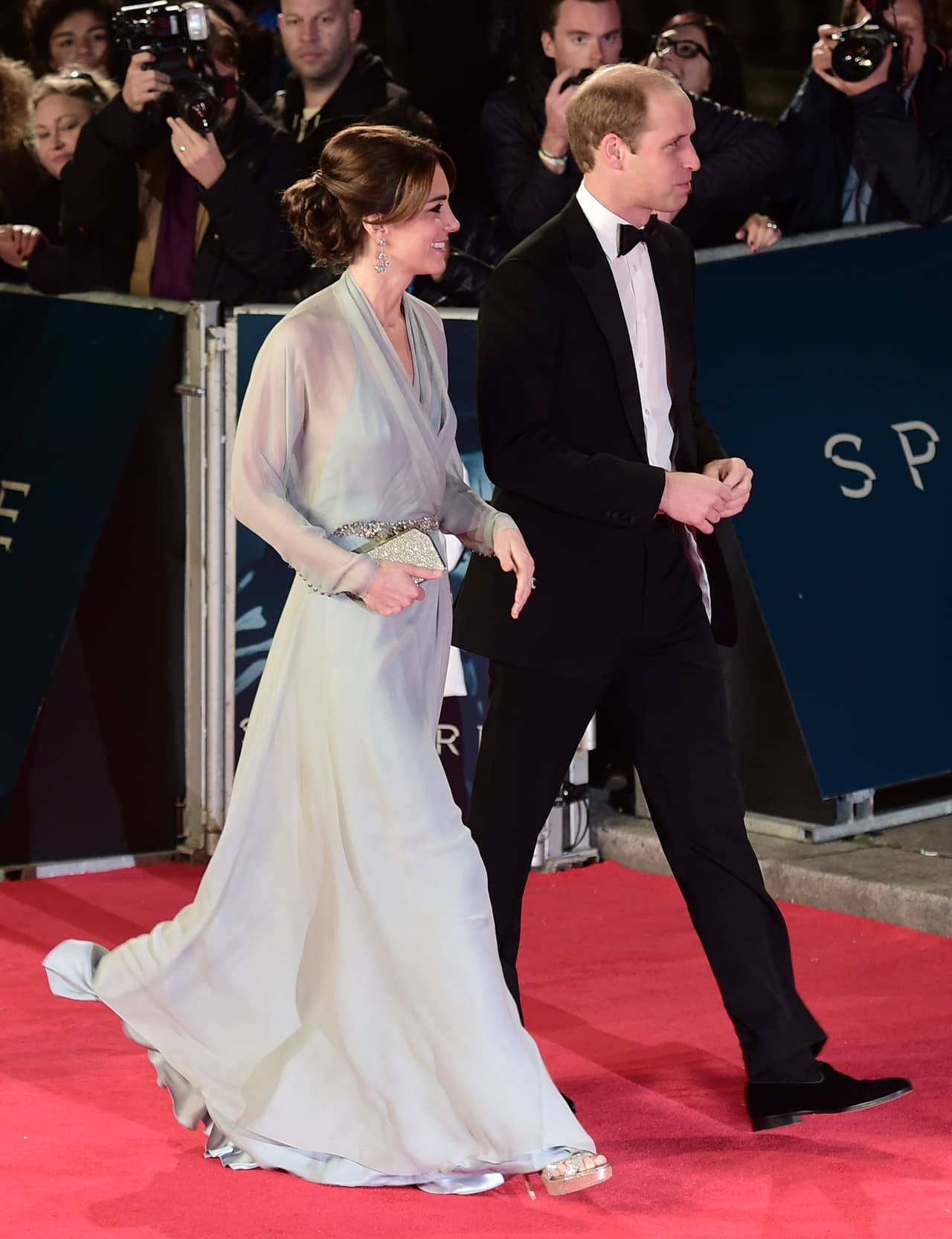 Kate desfiló por la alfombra roja con un vestido de la diseñadora Jenny Packham.