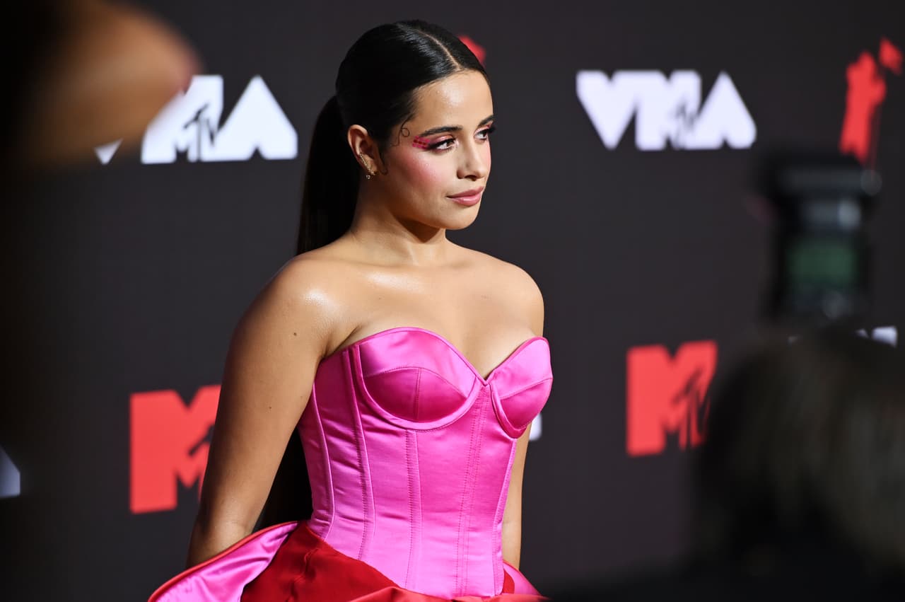 <b><a href="https://www.univision.com/famosos/camila-cabello-cinderella-empoderada-fotos" target="_blank">Camila Cabello, la nueva 'Cenicienta',</a></b> portó un vestido compuesto con un top en color rosa y una falda con un gran moño al frente en tonalidad rojo para darle contraste a la pieza.
