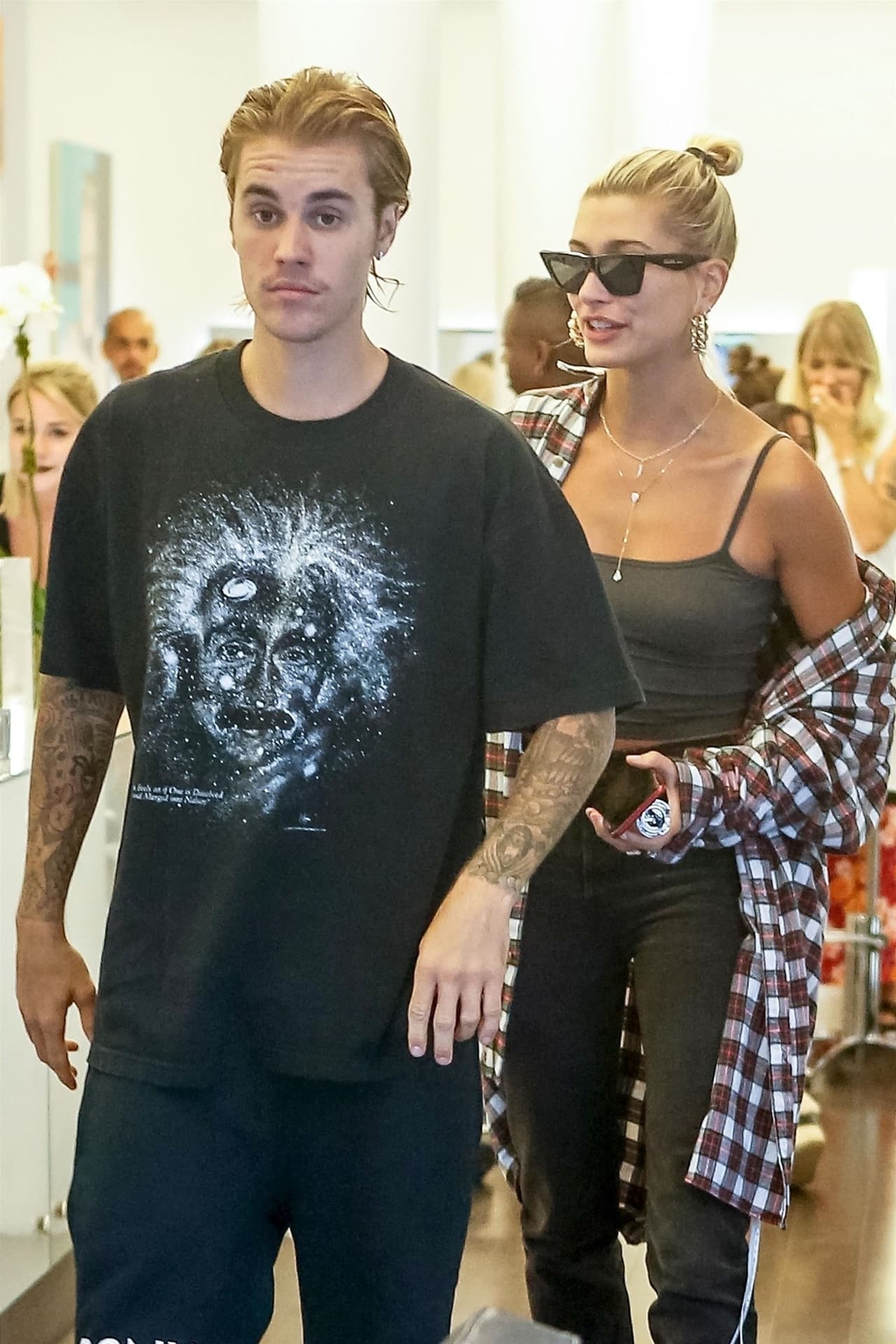 Con una imagen muy distinta a la que ha mostrado el artista desde que inició su noviazgo con la sobrina de Alec Baldwin, Justin salió de la barbería.