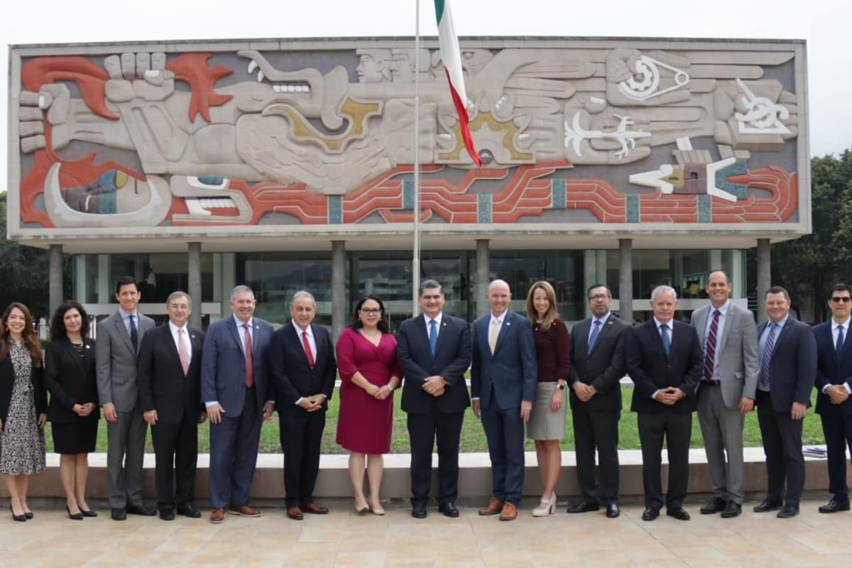 Spencer Cox y su esposa Abby Cox visitaron el Tecnológico de Monterrey, una de las Universidad de mayor prestigió en todo México. El objetivo es abrir oportunidades entre ambos estados para que los estudiantes tengan más herramientas en su preparación académica.