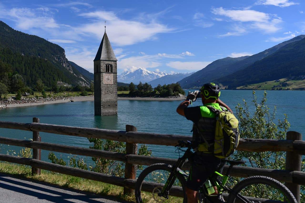 Aunque no quedó más que el campanario, el drenaje de presa ha dejado ver otros detalles ocultos durante décadas. La icónica torre inspiró a los creadores de una serie de suspenso de Netflix, Curon, 
<a href="https://www.netflix.com/title/81037850"><u>el nombre del pueblo sumergido</u></a>.
<br>