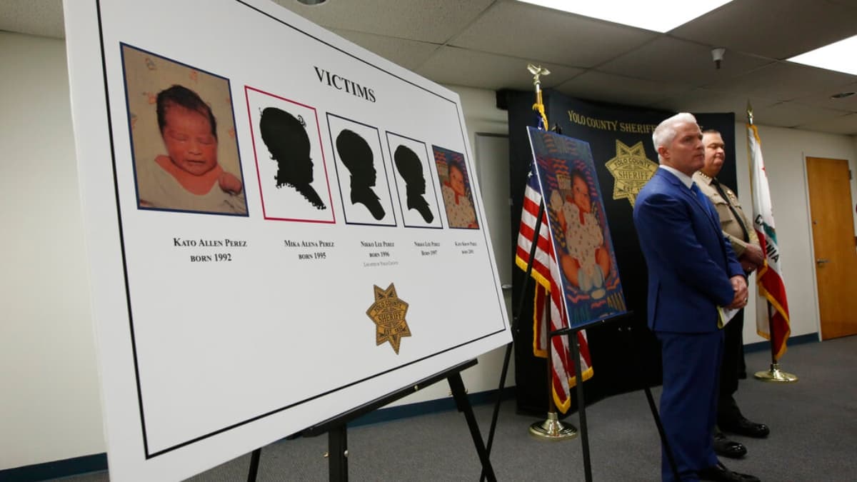 Un cartel con la imagen de cinco bebés presuntamente asesinados por su padre se exhibe durante una conferencia de prensa en Woodland, California, el lunes 27 de enero de 2020.