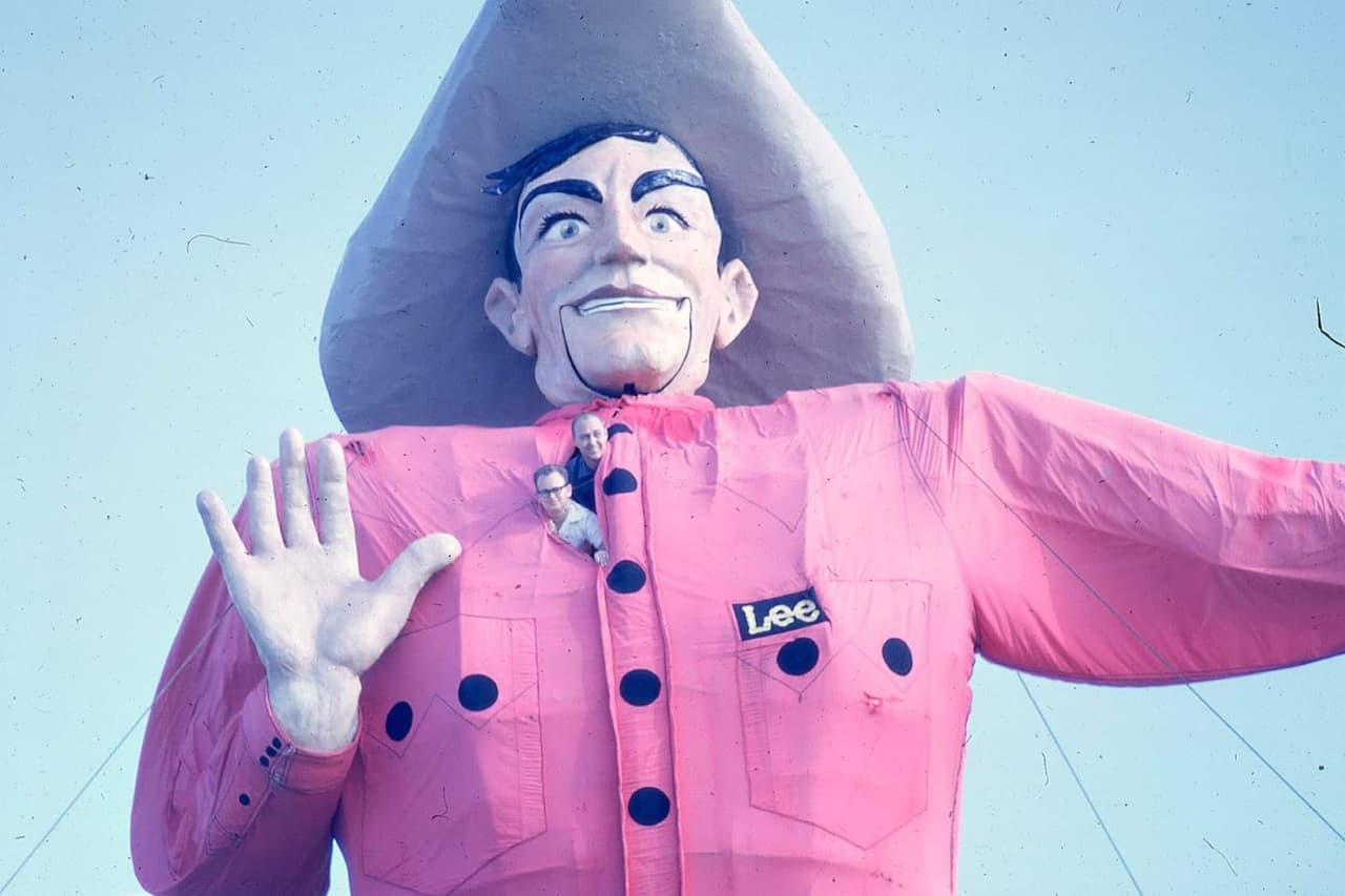 <b>Big Tex mide 55 pies de altura</b> y cada tres años le cambian su atuendo algunas marcas de ropa, le patrocinan el diseño de vestuario.