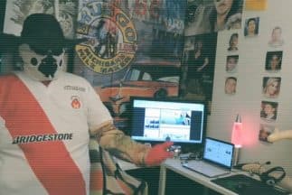 En la presentación de estos videos aparece vestido con una camiseta del club de futbol Morelia, un sombrero negro y con sus brazos y rostro cubiertos. 