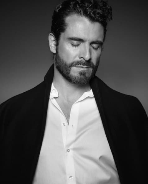 El galán Rafael Novoa nos sorprende cada noche en 'Bloque de Búsqueda' como el Coronel Hernán Martín.