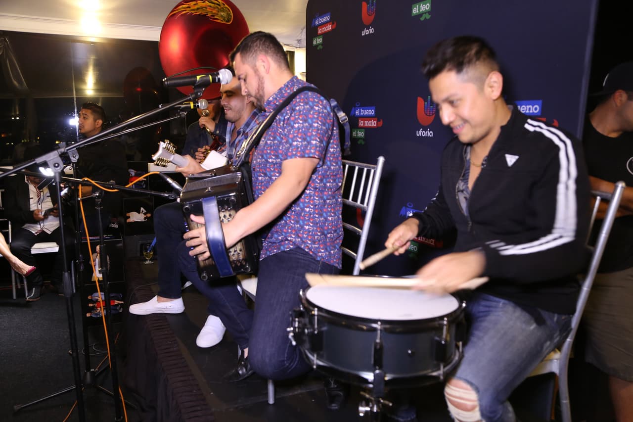 Raúl 'El Pelón', Carla Medrano y El Feo premiaron a sus oyentes con una noche inolvidable al lado de Calibre 50 en un bote privado.