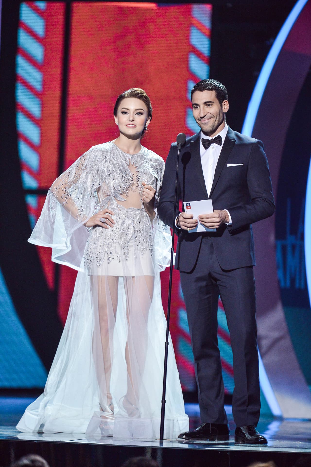 Angelique Boyer fue una de las primeras presentadoras de la noche, junto al español Miguel Angel Silvestre.