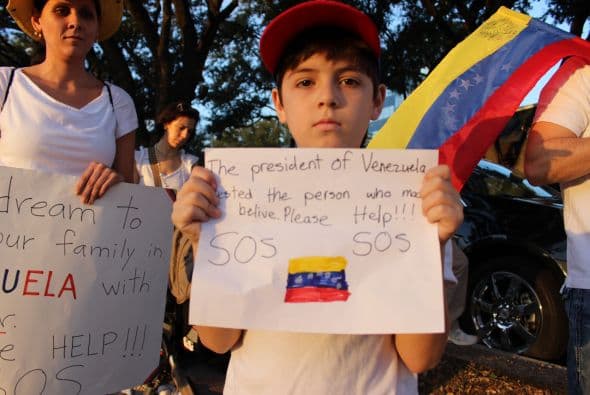A cantos y gritos pidieron paz y libertad en la calle Westheimer, una de las más transitadas de Houston. 