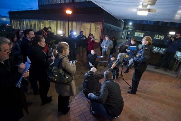 Grupos de personas acudieron para depositar flores y peluches, así como para encender velas.