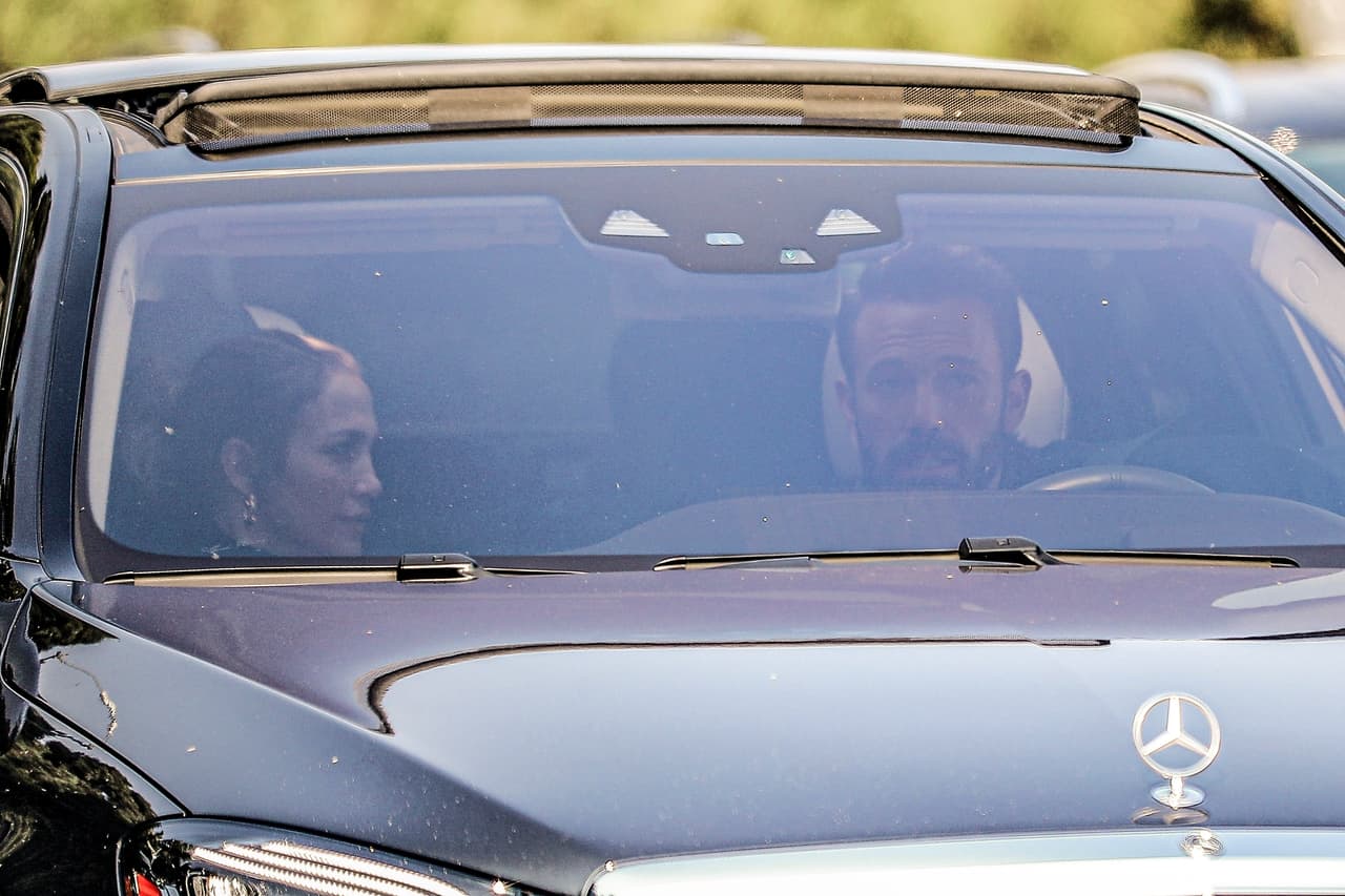 Las nuevas fotos muestran el momento en que 
<b><a href="https://www.univision.com/famosos/jlo-ben-affleck-visitando-mansion-85-millones-dolares-fotos" target="_blank">Affleck lleva a JLo a su casa. </a></b>
<br>