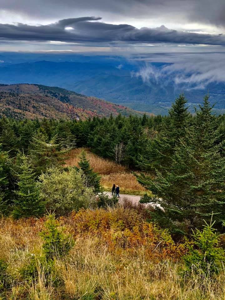<b>Mount Mitchell State Park </b>
<br>
<b>Sitio web</b>: 
<a href="https://www.ncparks.gov/state-parks/mount-mitchell-state-park">https://www.ncparks.gov/state-parks/mount-mitchell-state-park</a> 
<br>
<b><a href="https://maps.app.goo.gl/SQ3EkUmEtdph1M3BA">Cómo llegar</a> </b>
<br>
<br>Dirígete directamente a la plataforma de observación Mount Mitchell temprano en la mañana o al atardecer para disfrutar de un paisaje otoñal increíble y extenso, sin multitudes. En un día despejado, este es el lugar perfecto para disfrutar de la temporada. Si estás dispuesto a afrontar una caminata extenuante, intenta recorrer el sendero Mount Mitchell Trail de 11.2 millas de ida y vuelta, y un enorme desnivel de 3,692 pies.