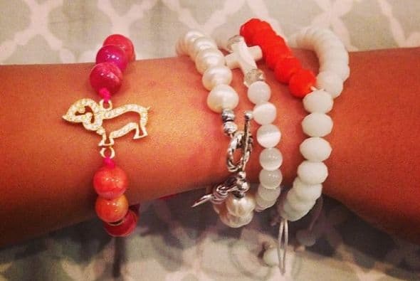 A Vanessa le encantaron las pulseras que le regalaron.